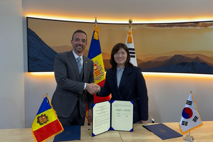 El ministre de Turisme i Comerç, Jordi Torres, i la segona viceministra de Cultura, Esports i Turisme de la República de Corea, Jang Mi-ran, a Madrid.